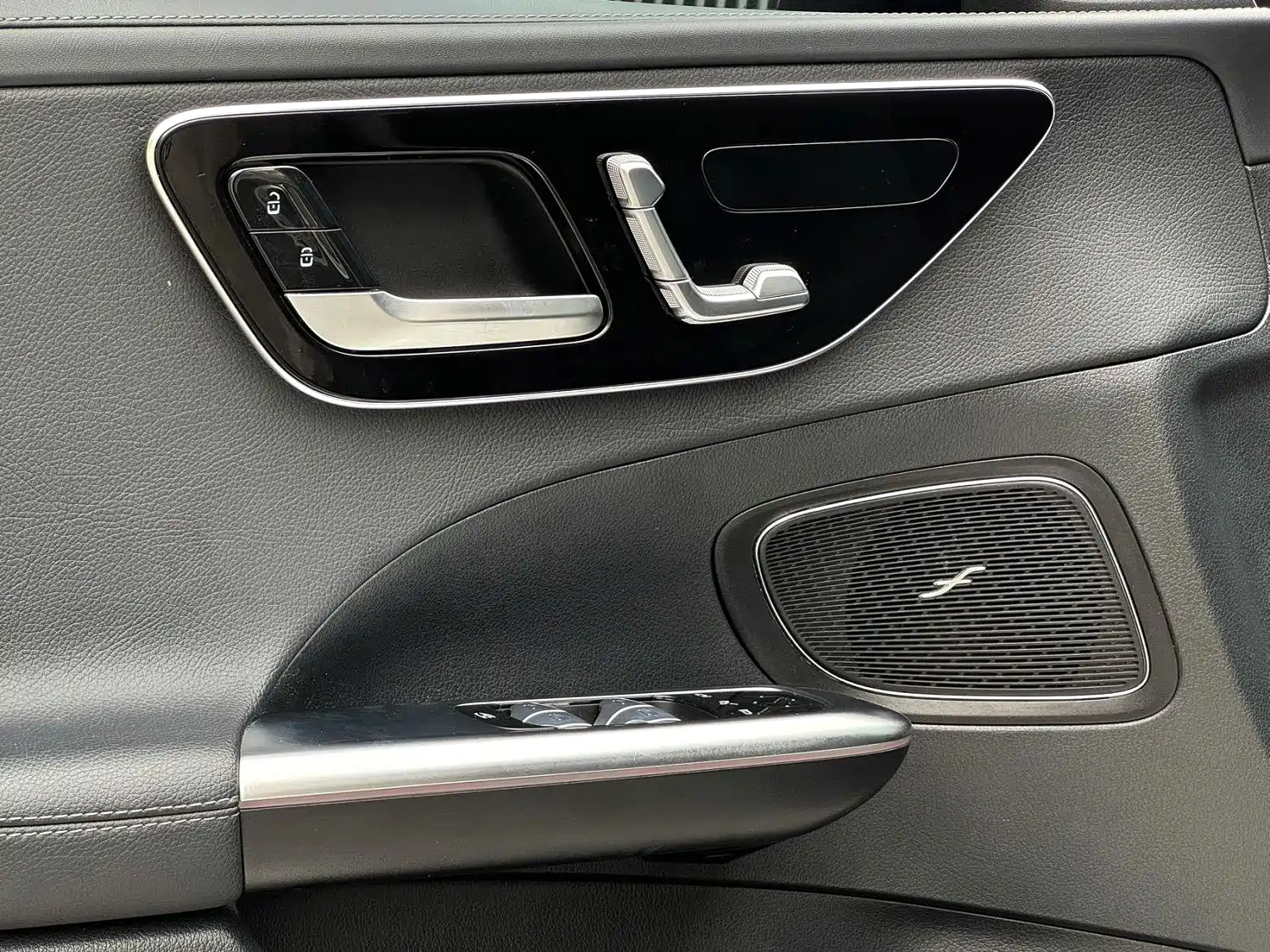 صورة 8 - Mercedes-Benz C-Class
