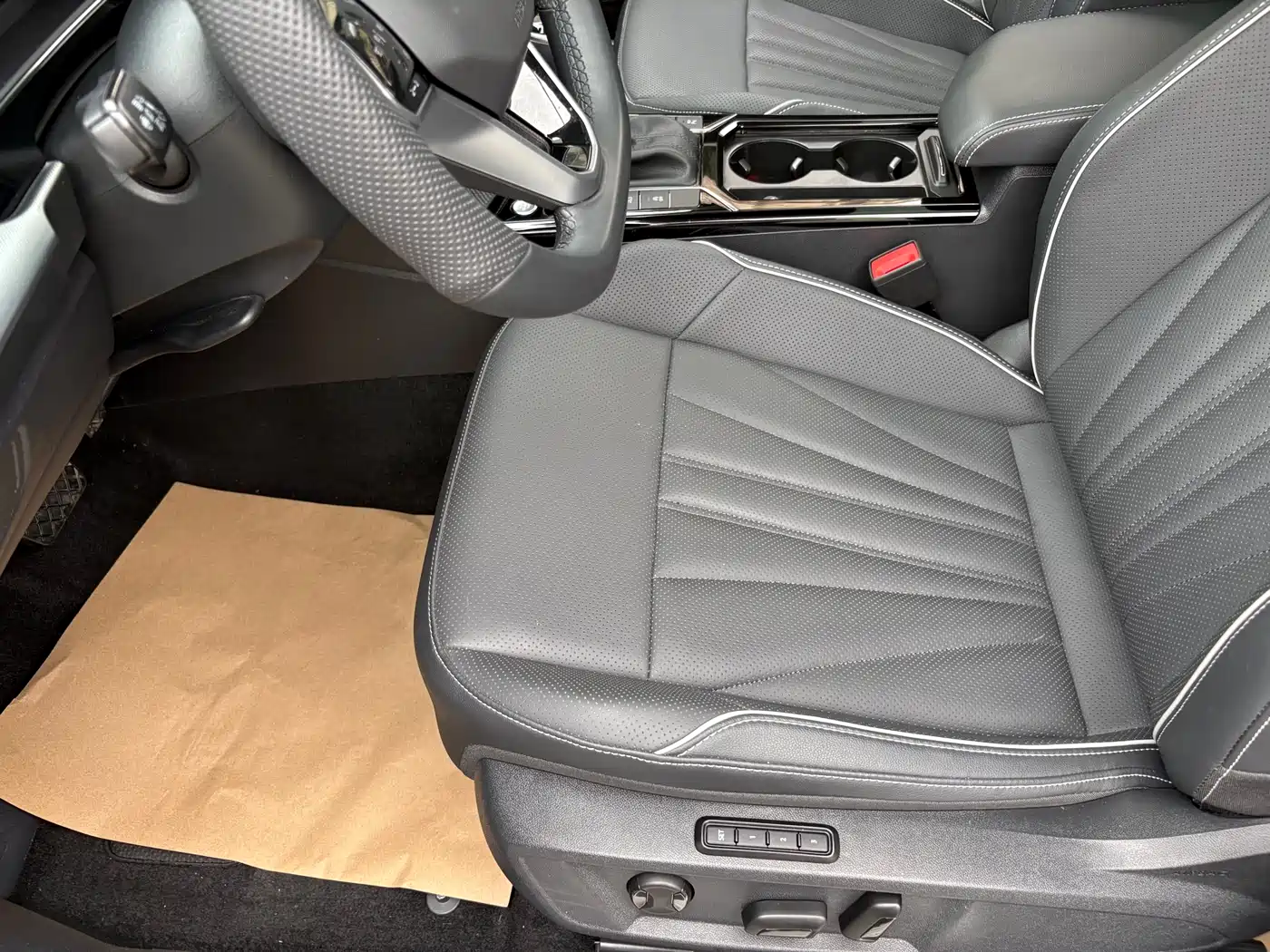 Volkswagen Passat 2024 380TSI Luxury фото 6