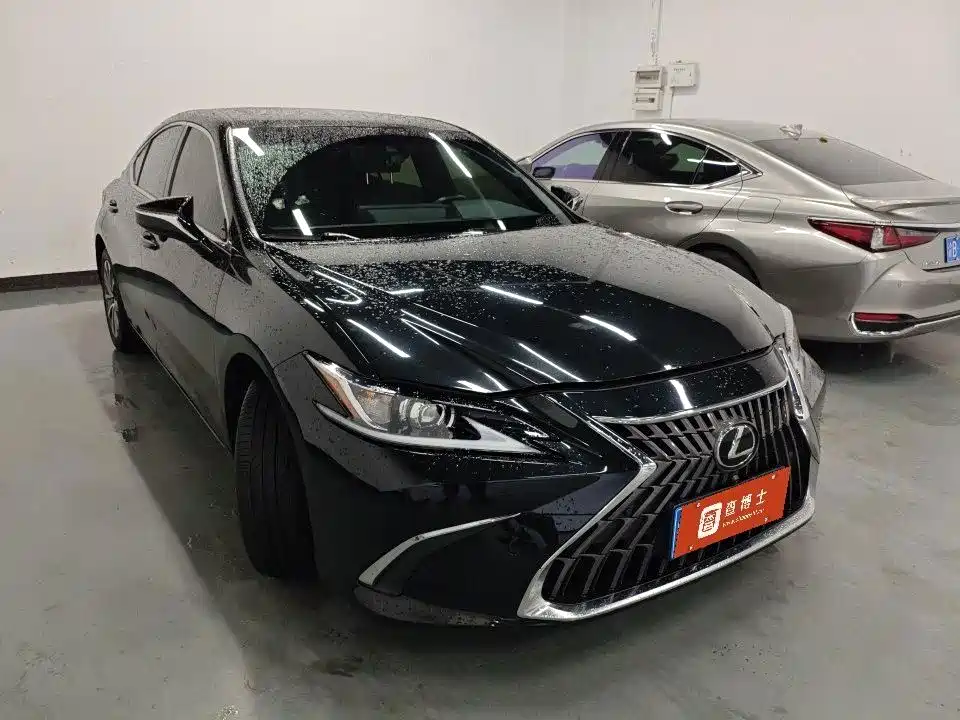 Фото 3 - Lexus ES