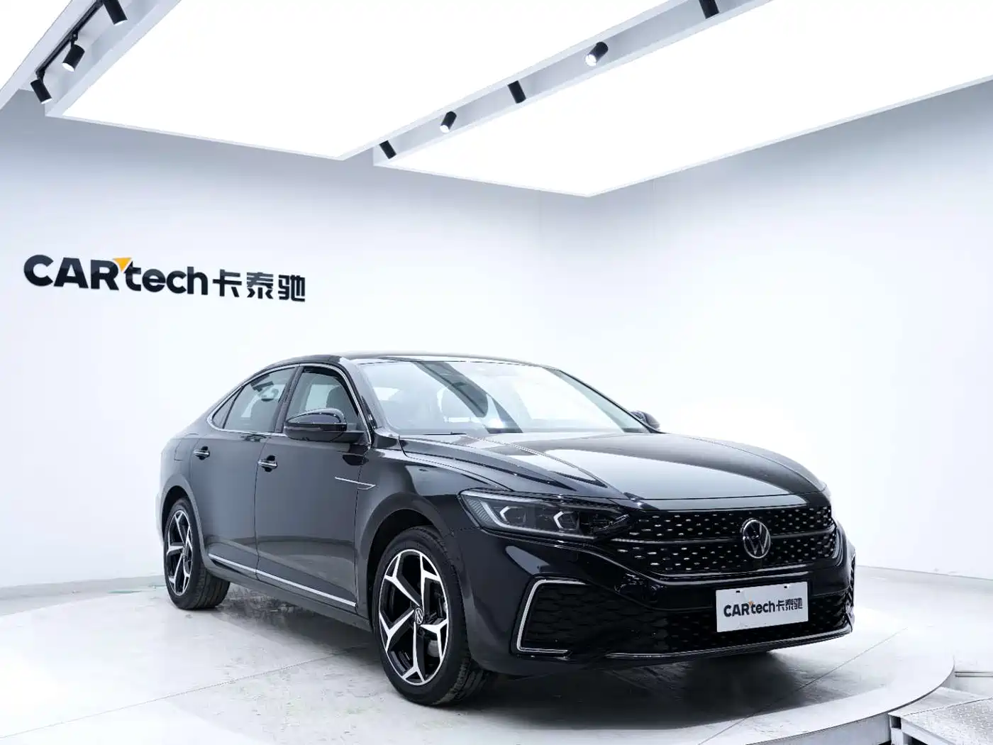 Volkswagen Passat 2023 Facelift 330TSI Starlight Luxury Edition фото 7
