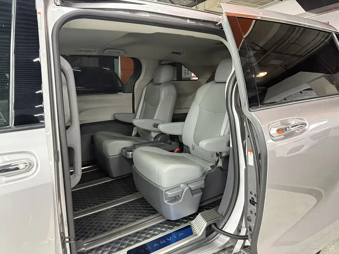 Toyota Granvia 2023 2.5L Hybrid Comfort Edition фото 7
