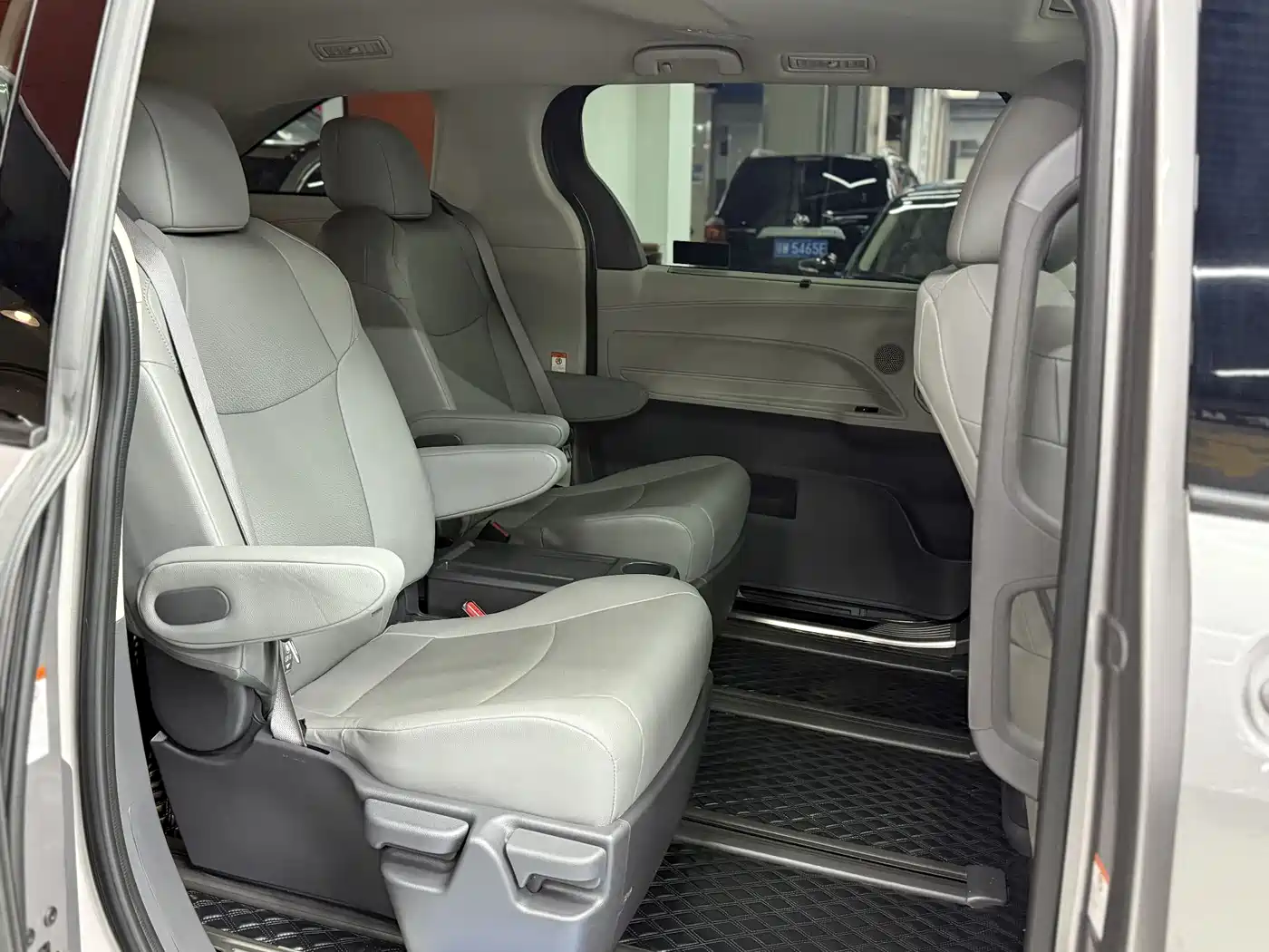 Toyota Granvia 2023 2.5L Hybrid Comfort Edition фото 13