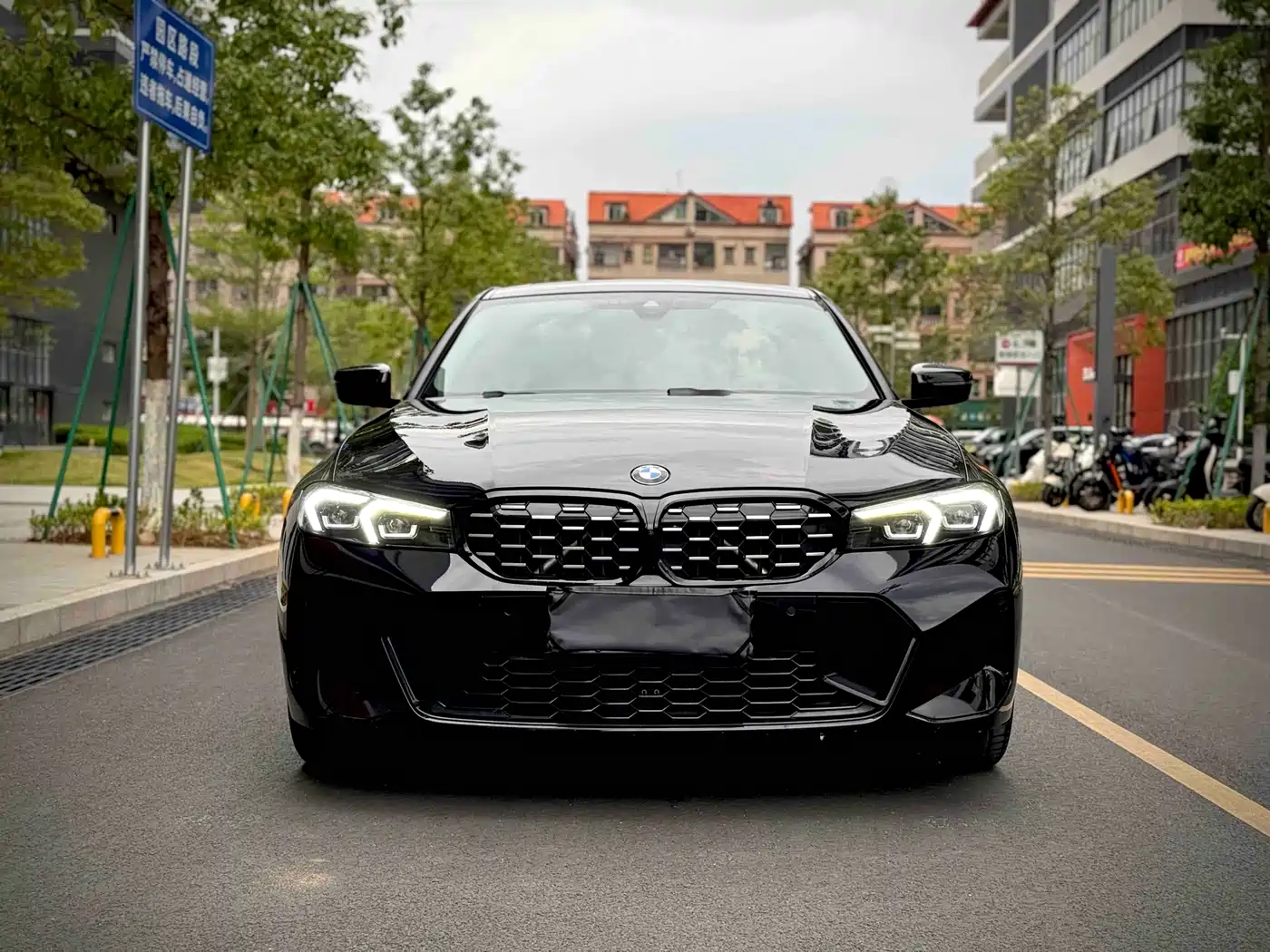 BMW 3 Series 2023 325Li M Sport Black Night Package фото 3