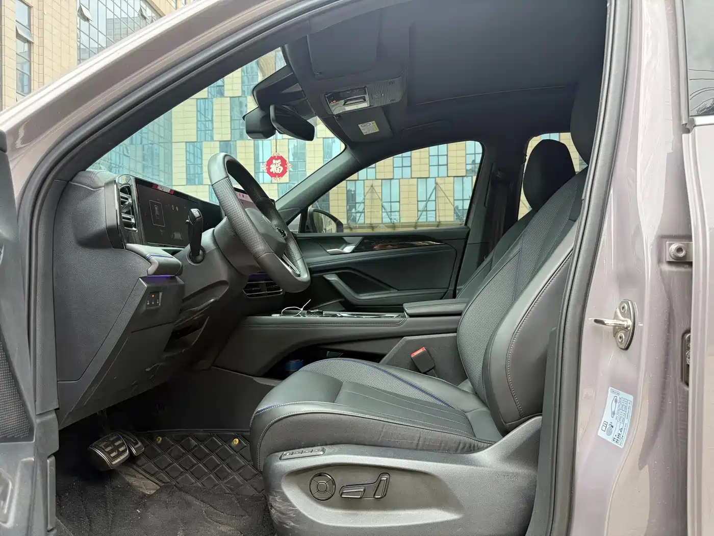Photo 9 - Volkswagen Tiguan L