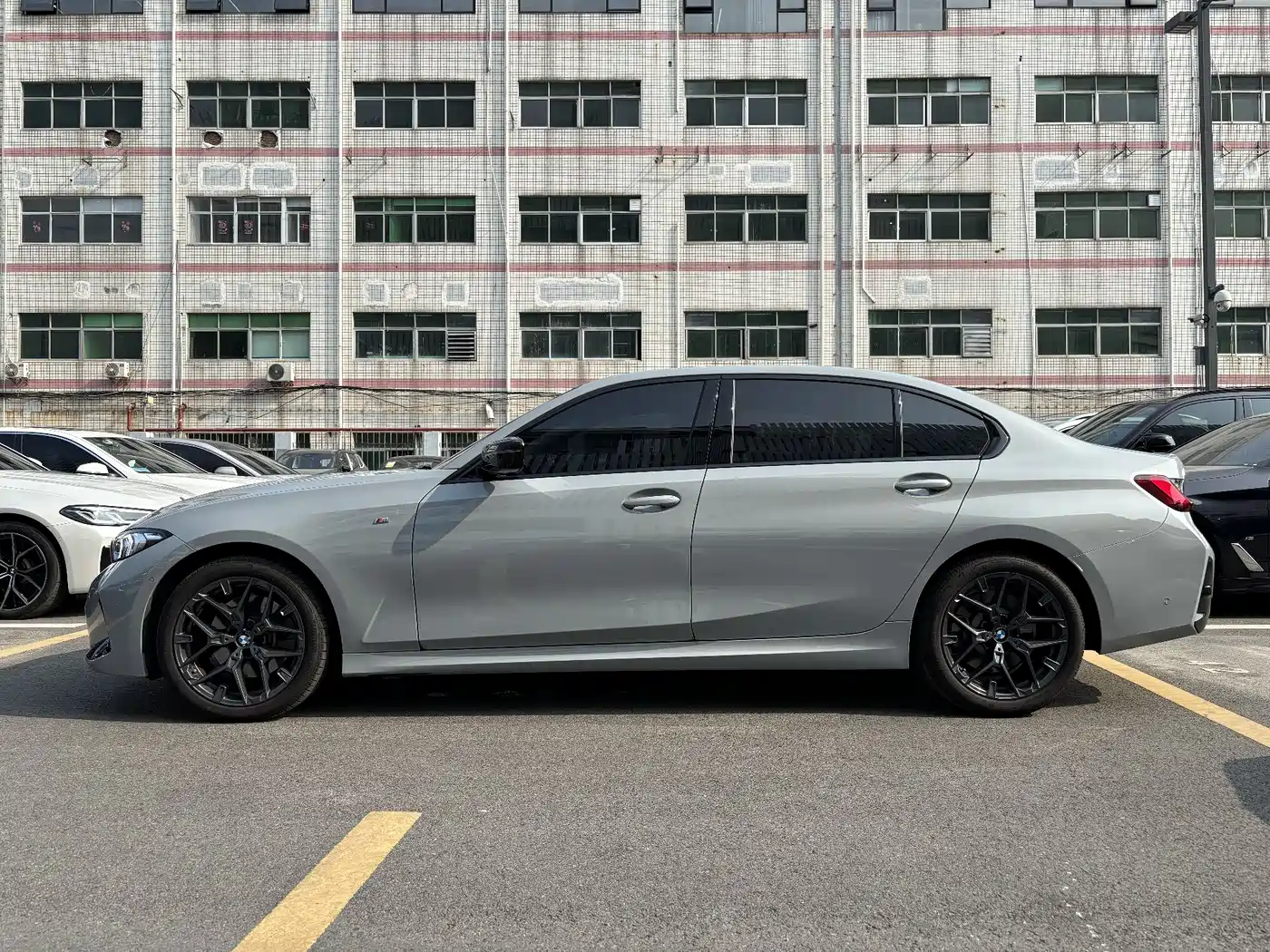 BMW 3 Series 2025 330Li M Sport Night Edition фото 3