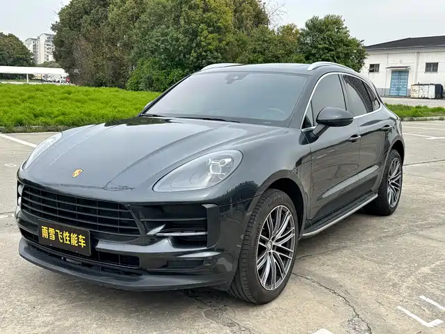 PORSCHE MACAN
