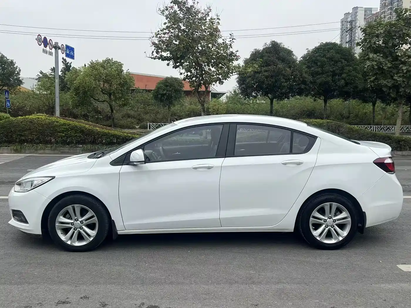 Chevrolet Cruze 2015 1.5L Automatic Fashion Navigation Edition фото 4