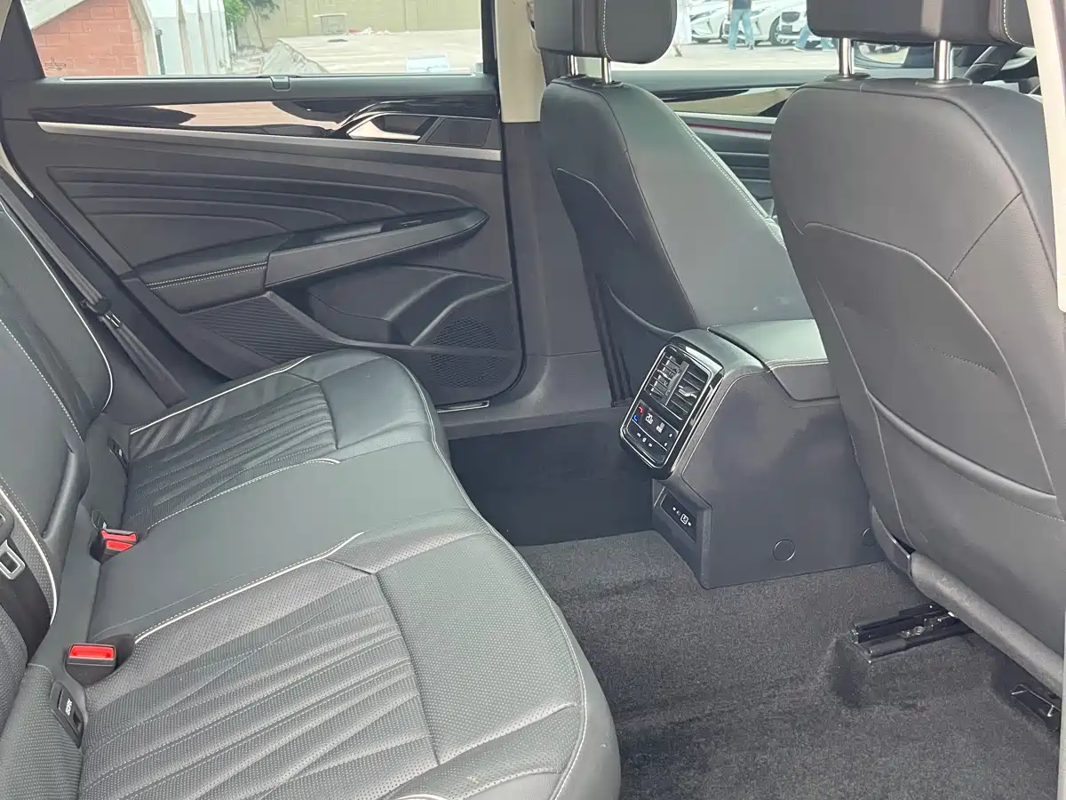 Volkswagen Passat 2023 330TSI Luxury Edition фото 9