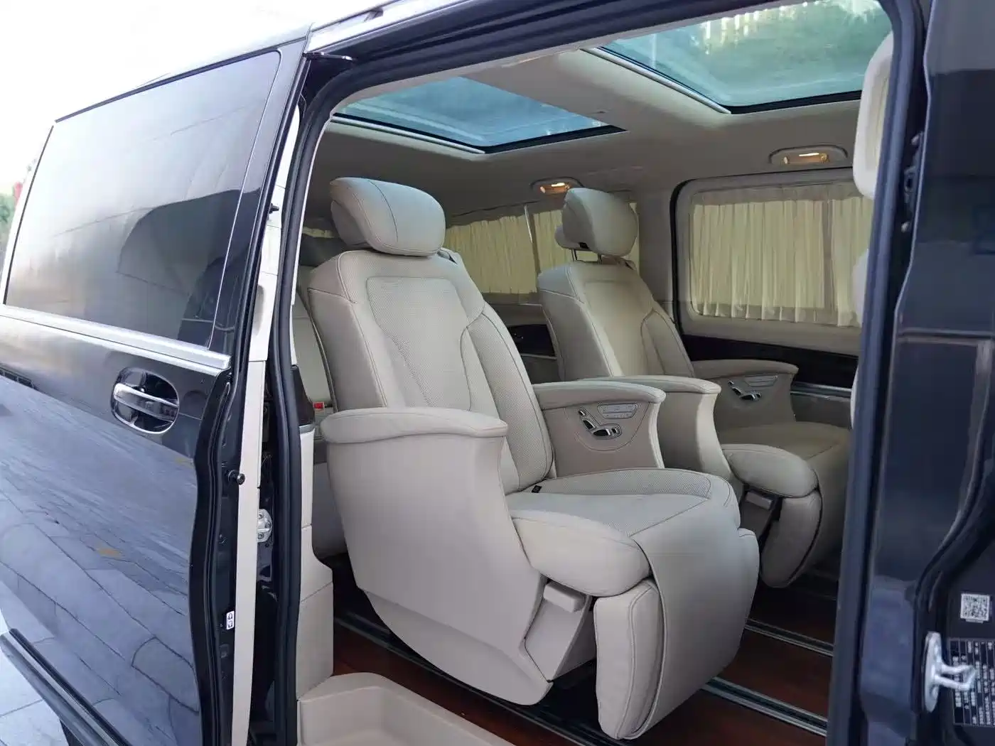 Mercedes-Benz V-Class 2017 Model V 260 L Premium Extended Edition фото 6
