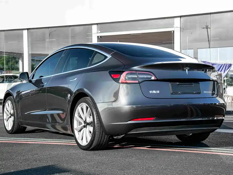 Фото 6 - Tesla Model 3