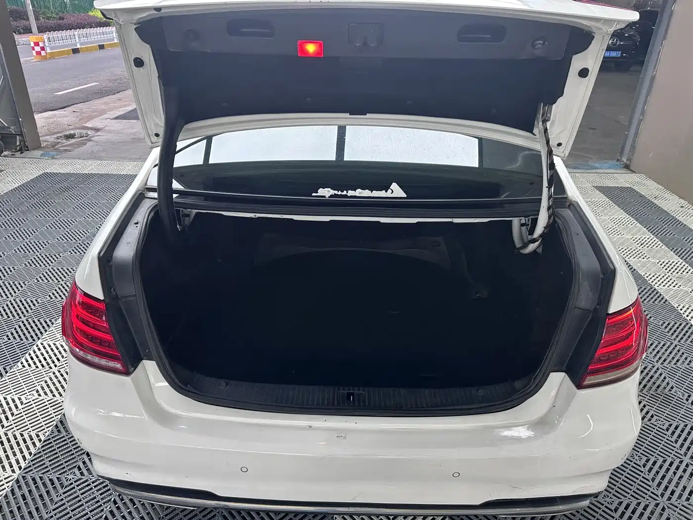 Mercedes-Benz E-Class 2015 E 260 L Sport фото 13