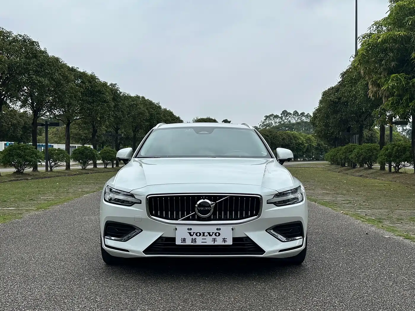 Volvo V60 2023 B5 Smart Luxury Enjoyment Edition фото 2