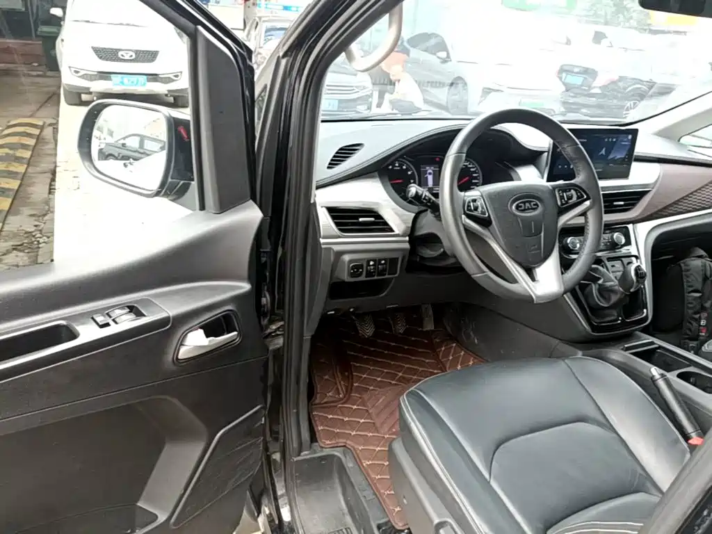 JAC Refine M3 2022 2022 PLUS 1.8L 7-Seater Standard