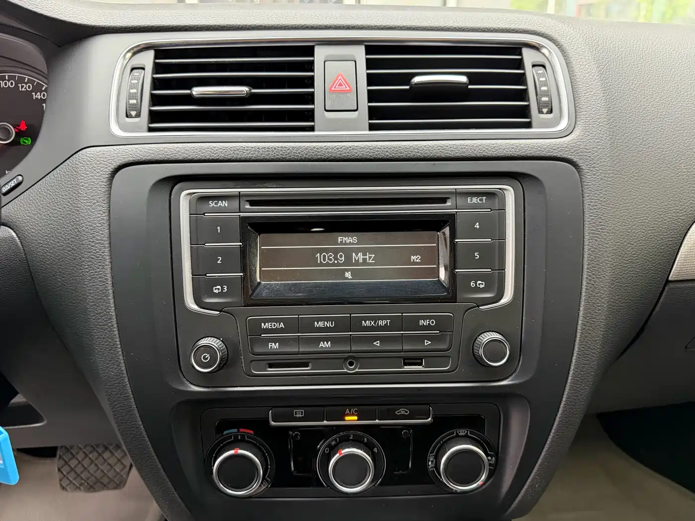 Volkswagen Sagitar 2012 1.6L Automatic Comfort Type фото 10