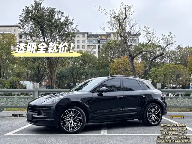 PORSCHE MACAN