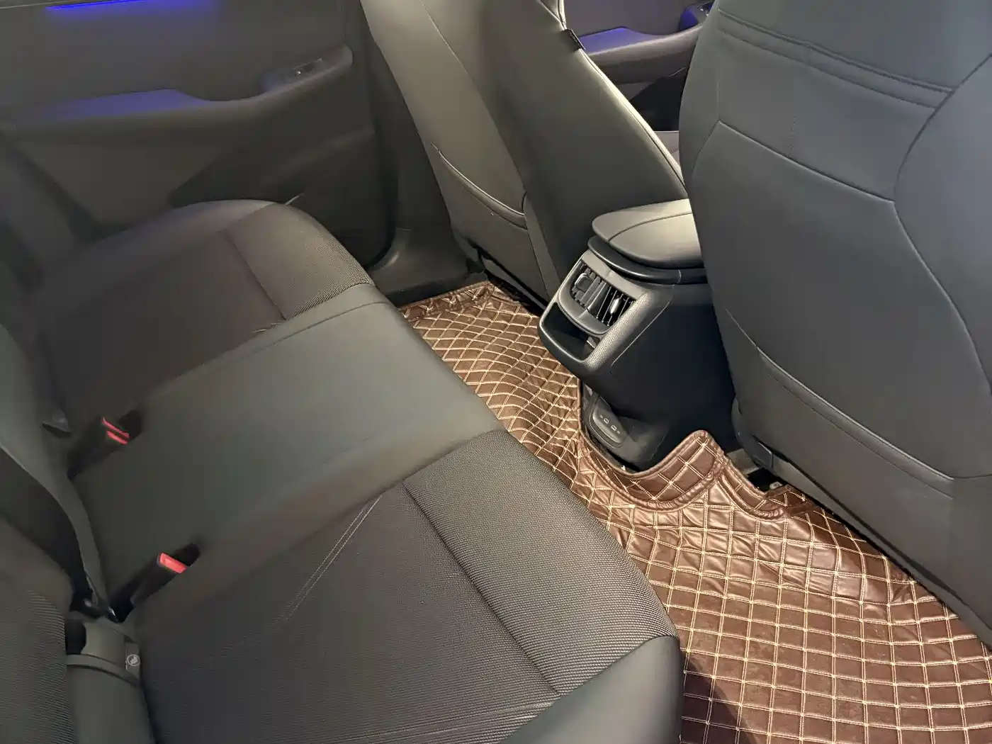 VOLKSWAGEN WITH THE CROWD 06