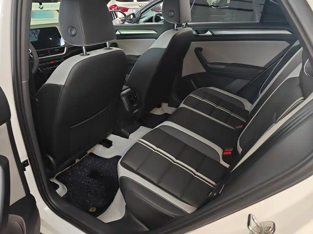 Volkswagen T-ROC 2026 2025 Second Facelift 300TSI DSG 2WD Morning Light Edition