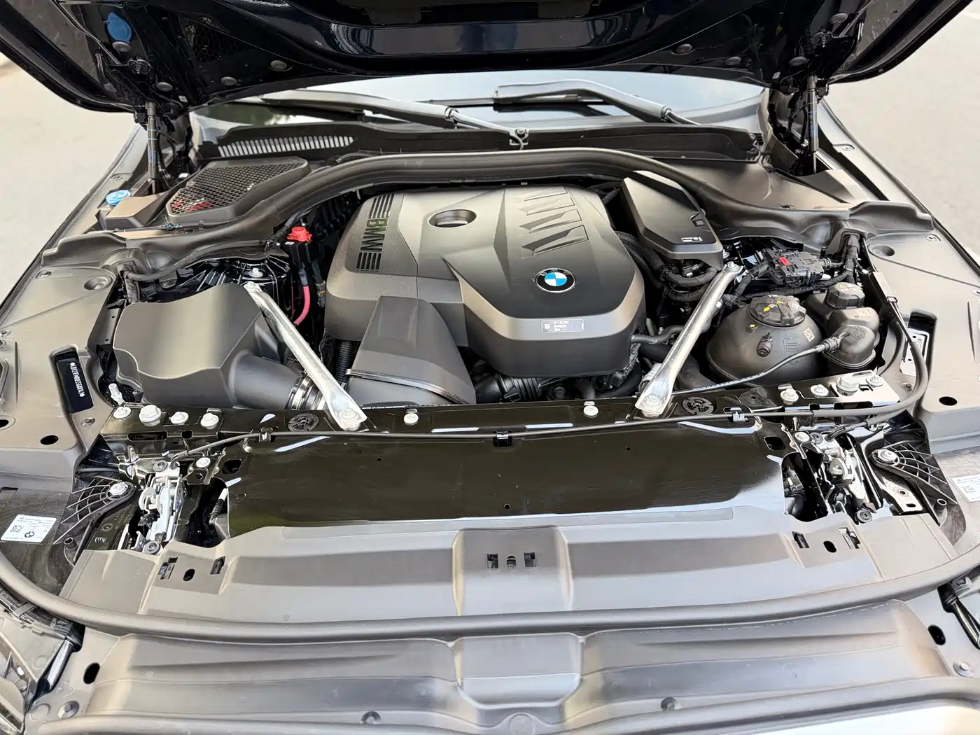 BMW 5 Series 2025 530Li Leading M Sport Package фото 24