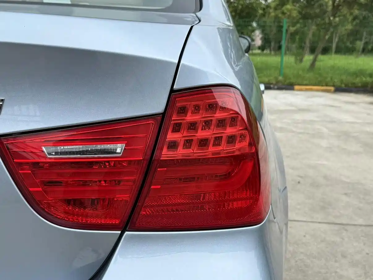 Photo 10 - BMW 3 Series (Import)