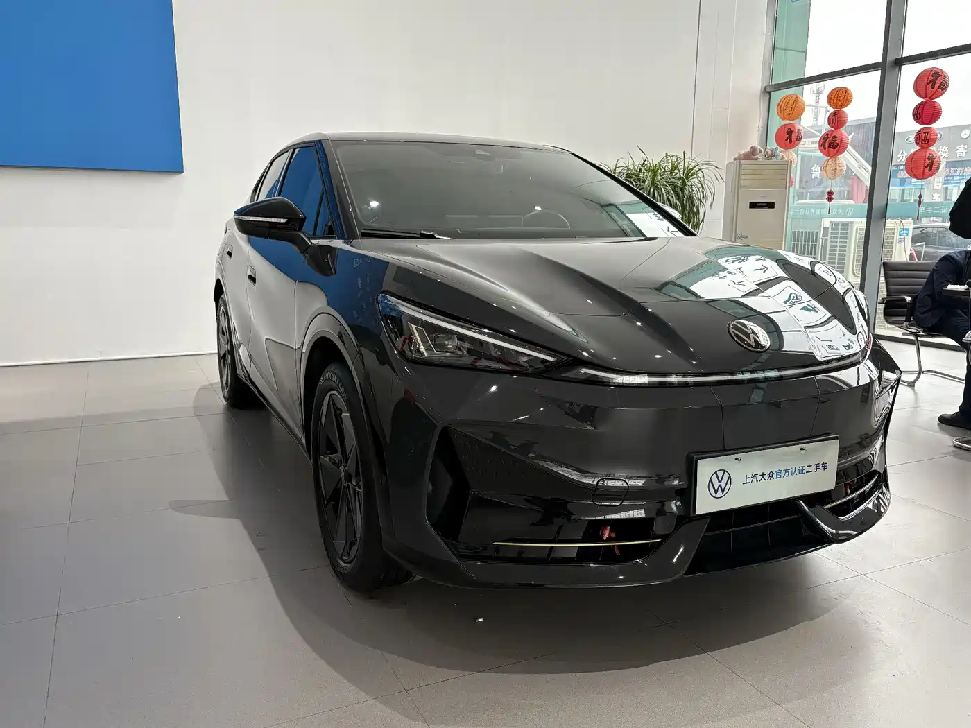 VOLKSWAGEN WITH THE CROWD 06