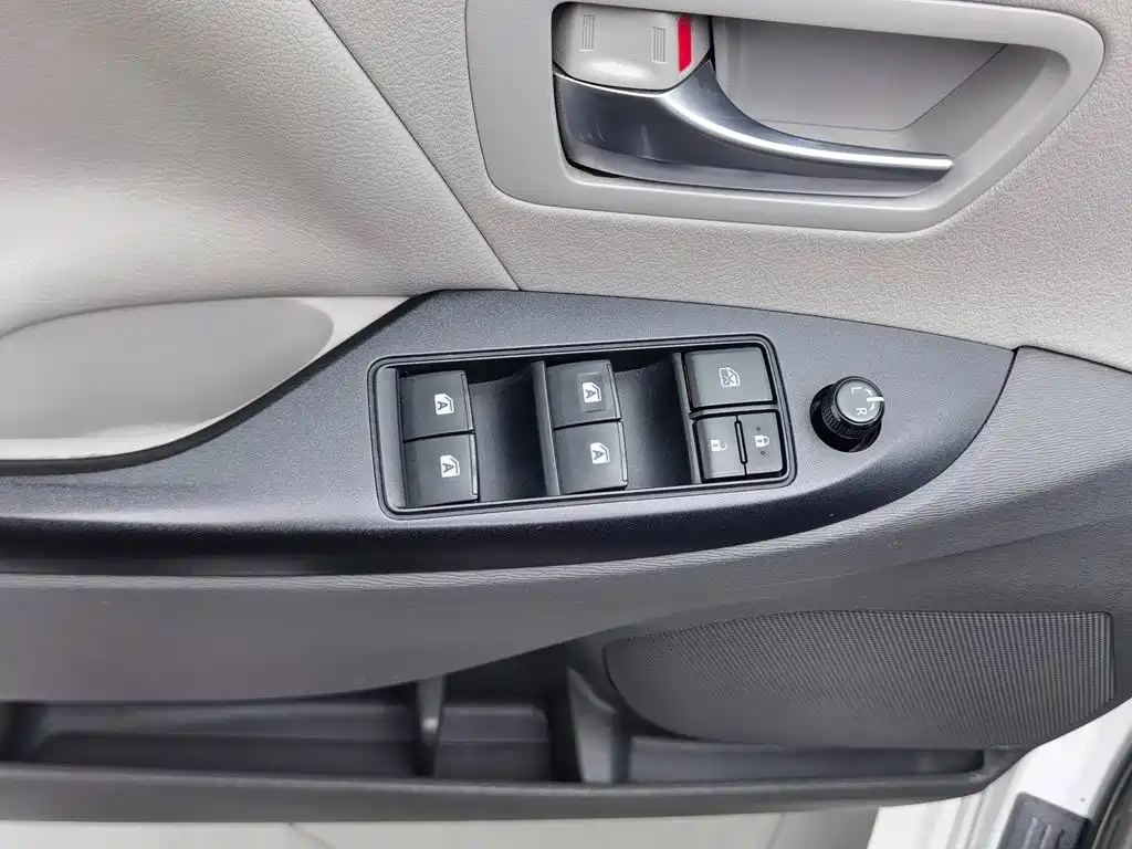 صورة 8 - Toyota Sienna