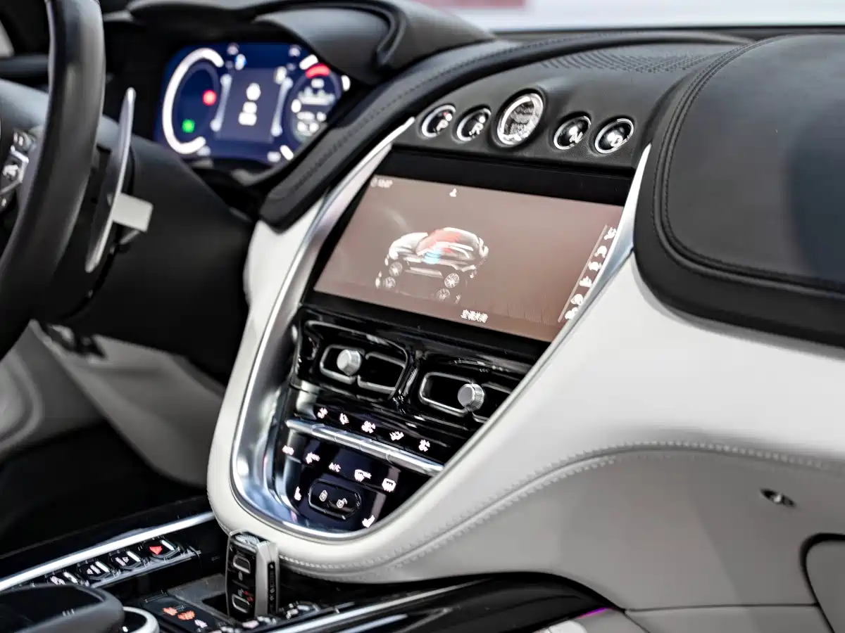 Photo 11 - Aston Martin DBX