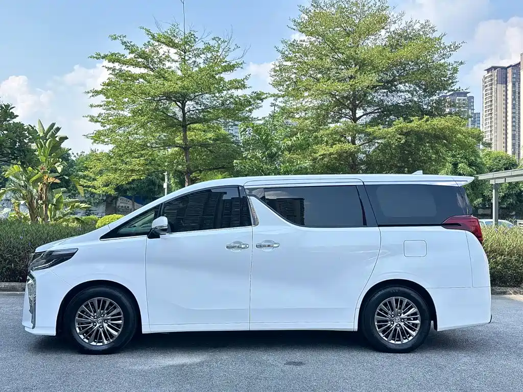 Photo 3 - Toyota Alphard