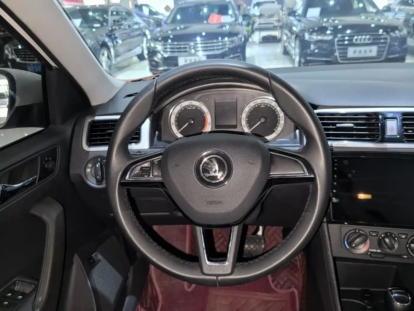 Škoda Rapid 2018 1.6L Automatic Comfort Edition фото 11