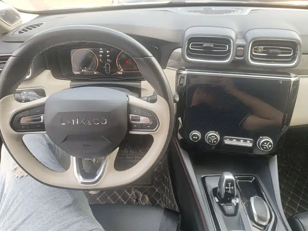 Photo 10 - Lynk & Co 02