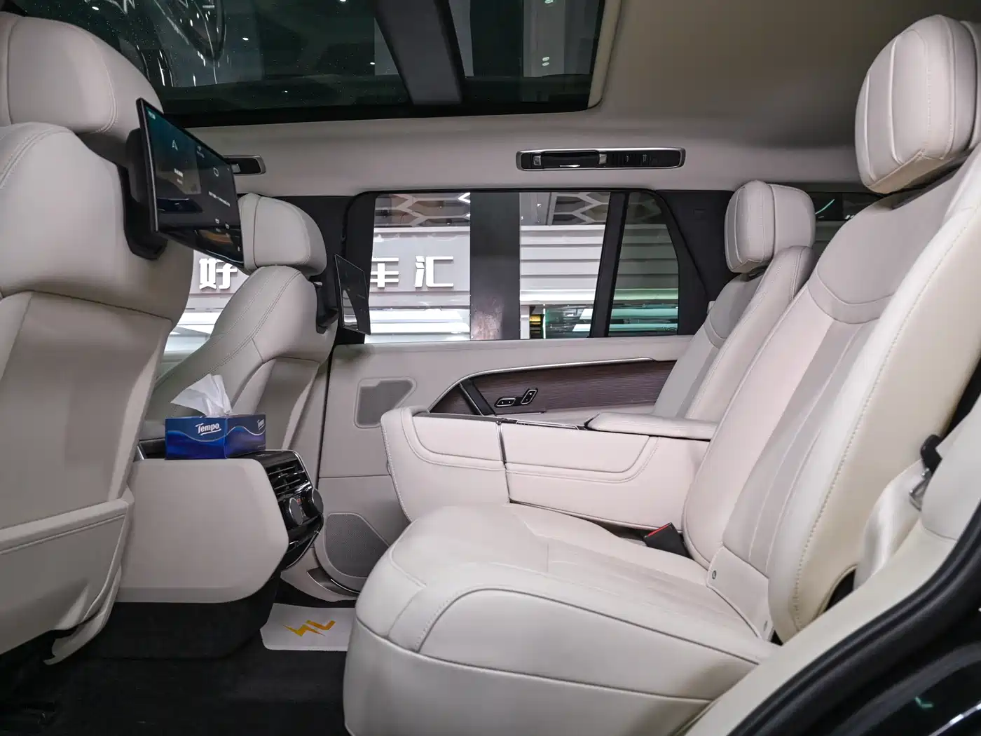 Land Rover Range Rover 2025 3.0 L6 400PS Genesis Extended Wheelbase фото 15