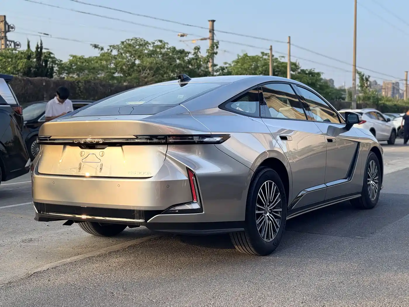 Lexus ES 2025 Model 300h Base Version фото 3