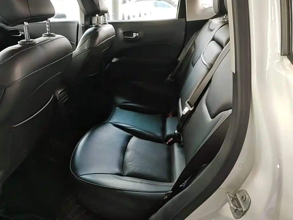 Фото 17 - Jeep Compass