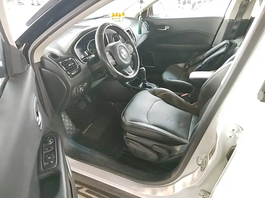 Фото 15 - Jeep Compass