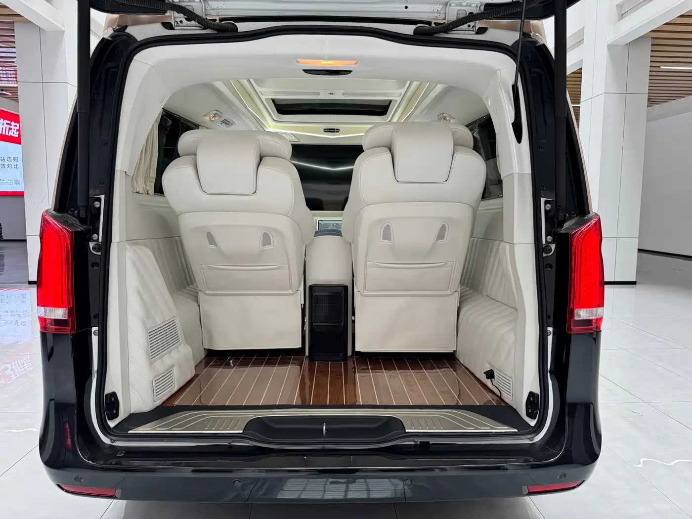 Mercedes-Benz V-Class 2018 V 260 L Premium Long Wheelbase Edition China VI фото 11