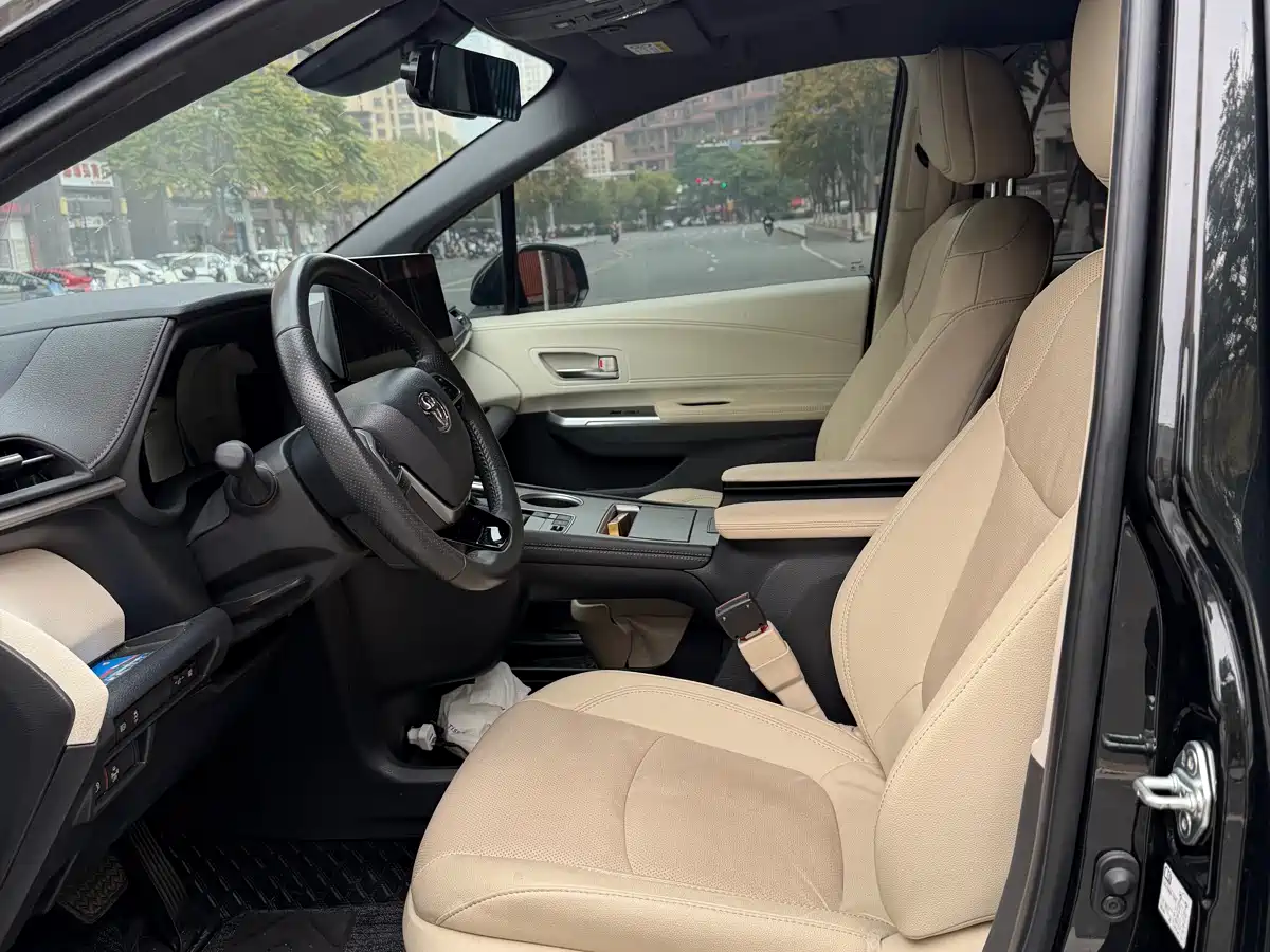 Toyota Sienna 2023 2.5L Hybrid Premium Edition фото 4