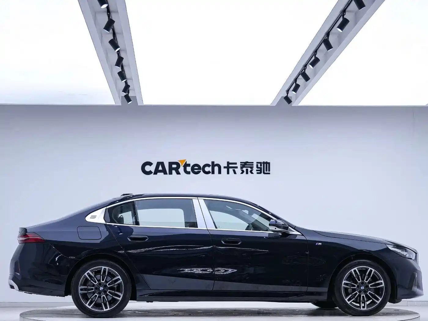 BMW 5 Series 2025 530Li Leading M Sport Package фото 4