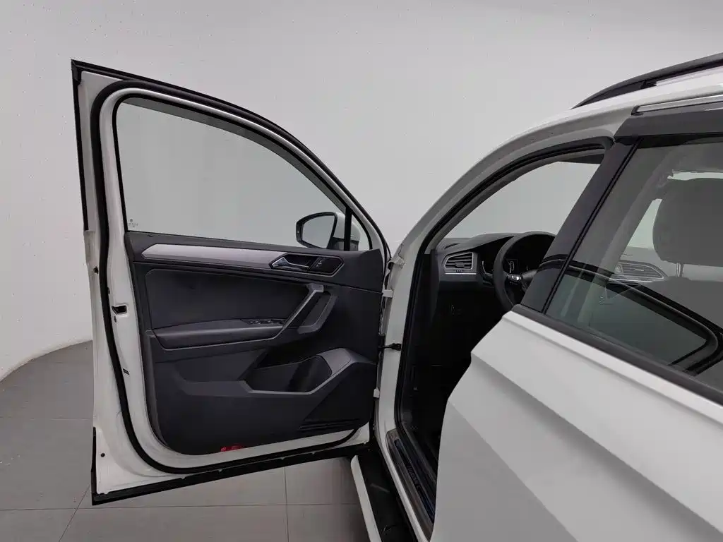 Фото 8 - Volkswagen Tiguan L