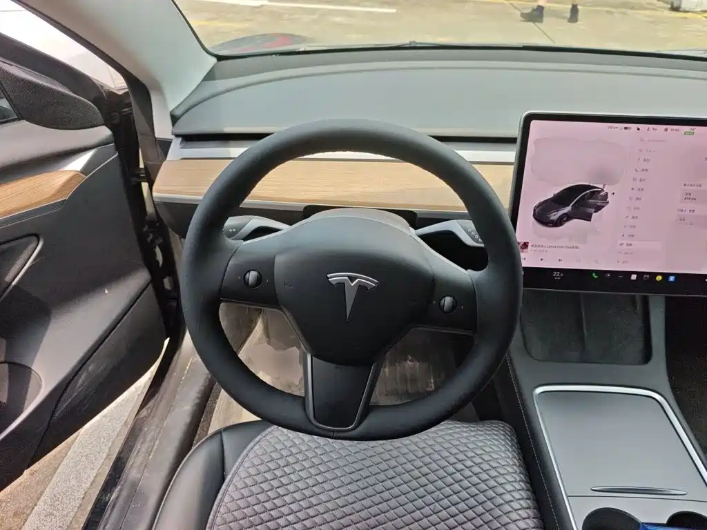 Фото 3 - Tesla Model 3
