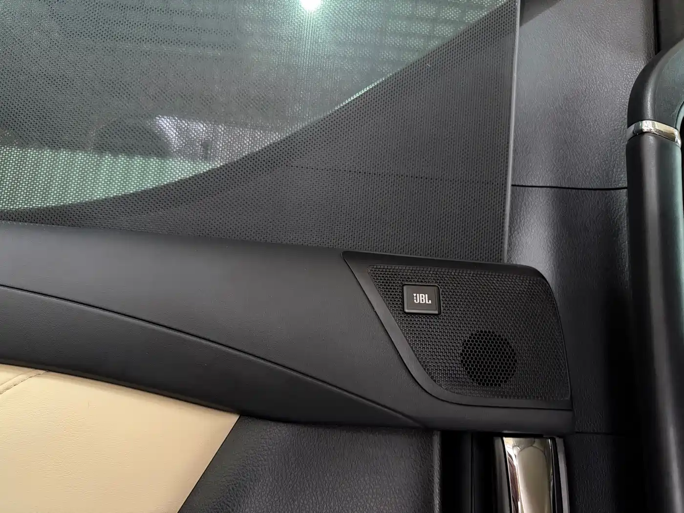 Toyota Vellfire 2019 Hybrid 2.5L HV Premium Edition фото 17