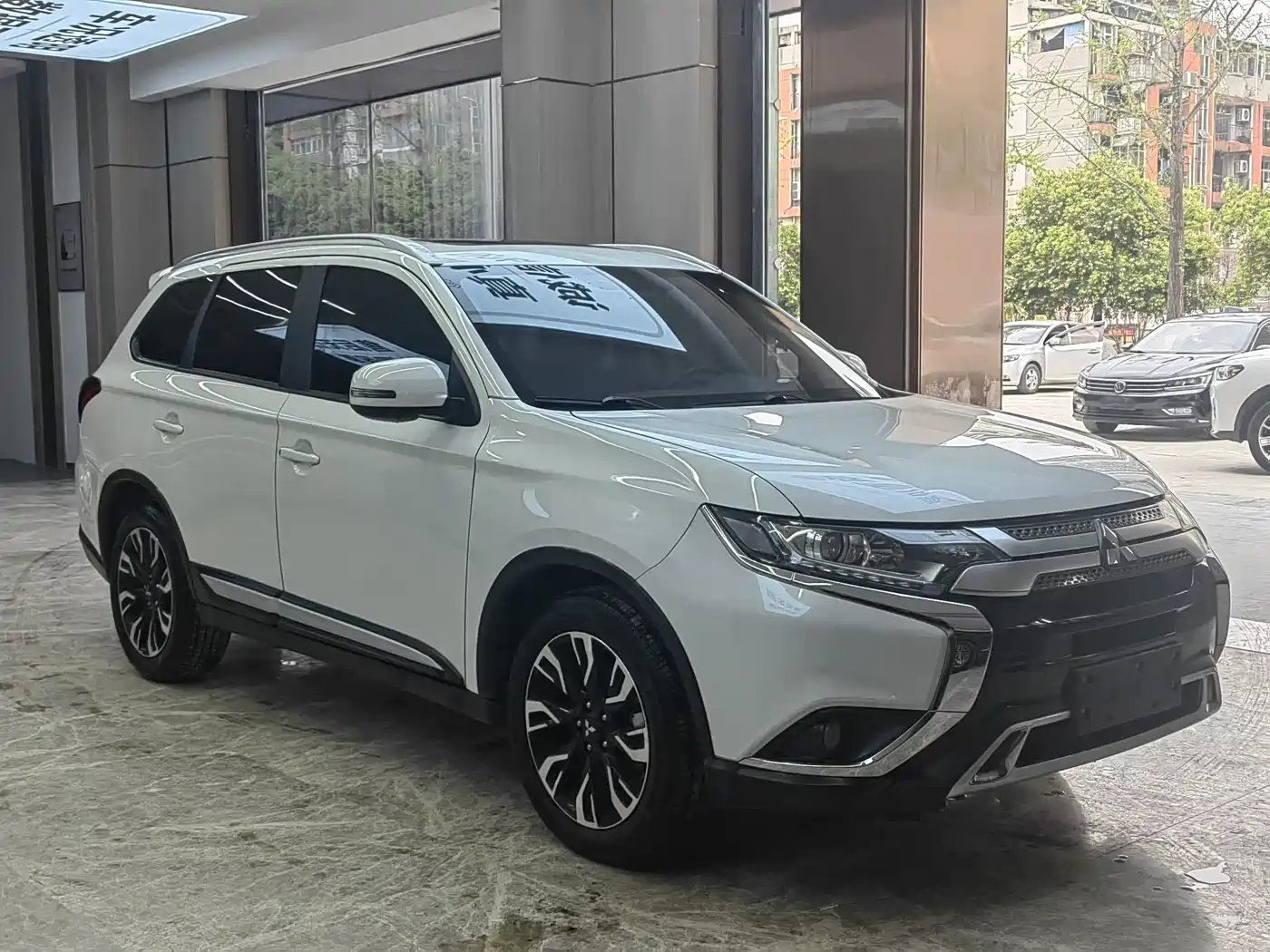 MITSUBISHI OUTLANDER