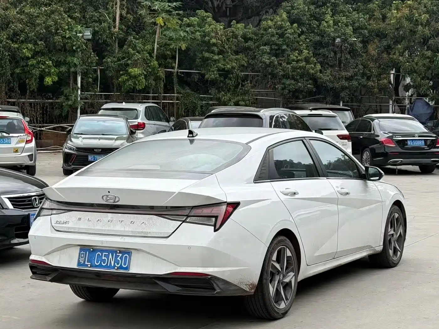 Hyundai Elantra 2021 1.5L CVT LUX Premium Edition фото 9