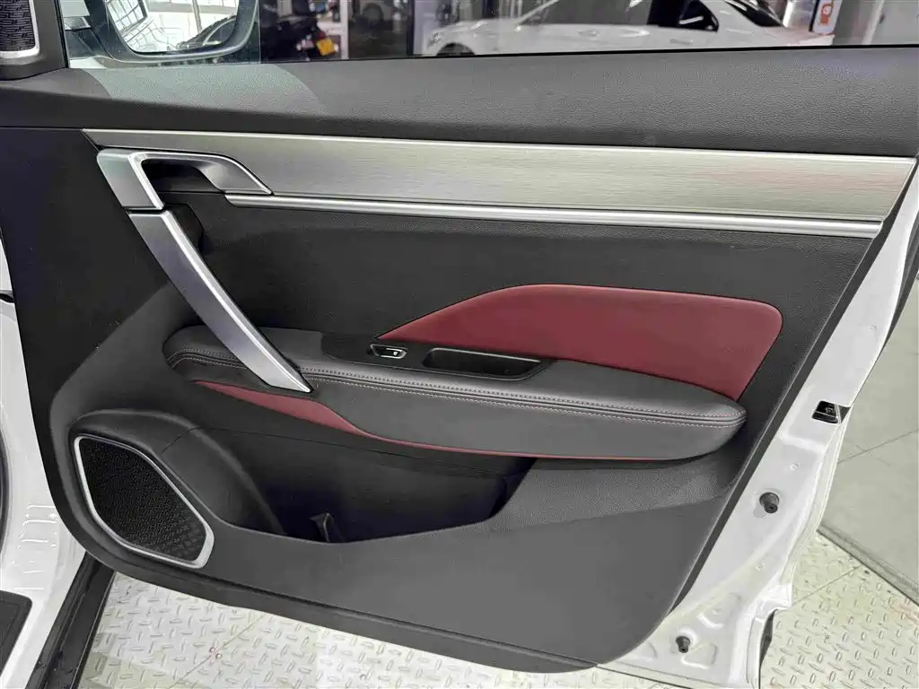 Фото 24 - Geely Coolray