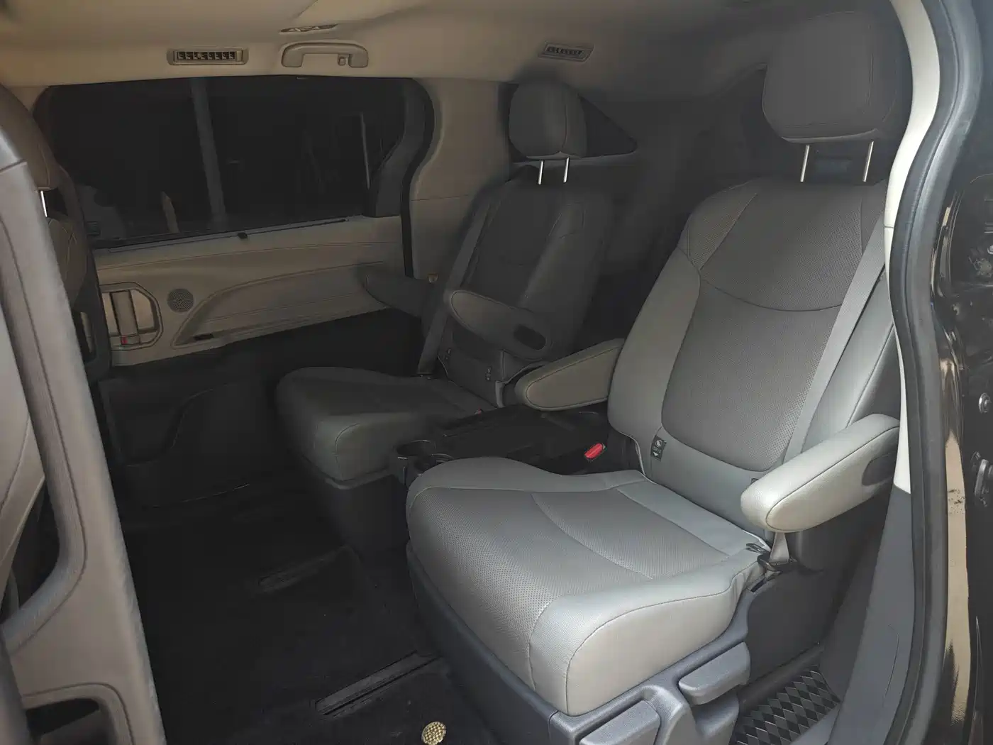 Фото 12 - Toyota Sienna