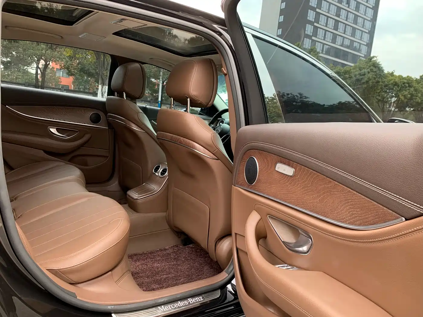 Mercedes-Benz E-Class New Energy 2022 Facelift II E 350 e L Plug-in Hybrid Sedan фото 17