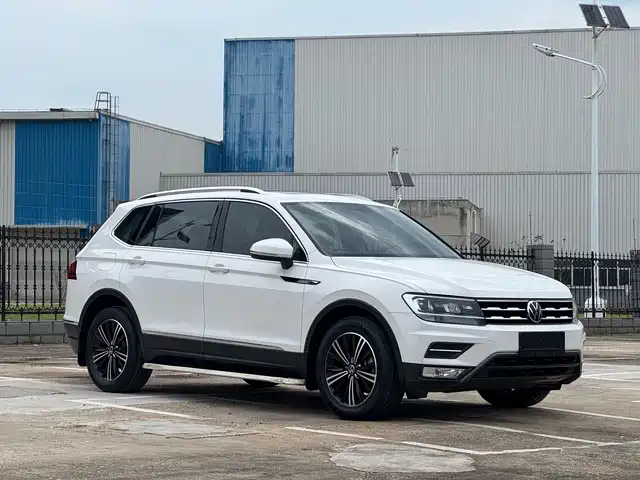 Volkswagen Tiguan L 2021 330TSI Automatic 2WD Smart — фото 3