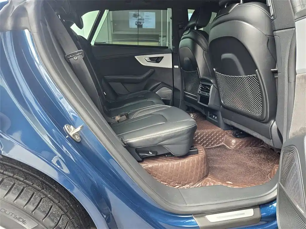 Фото 7 - Audi Q8