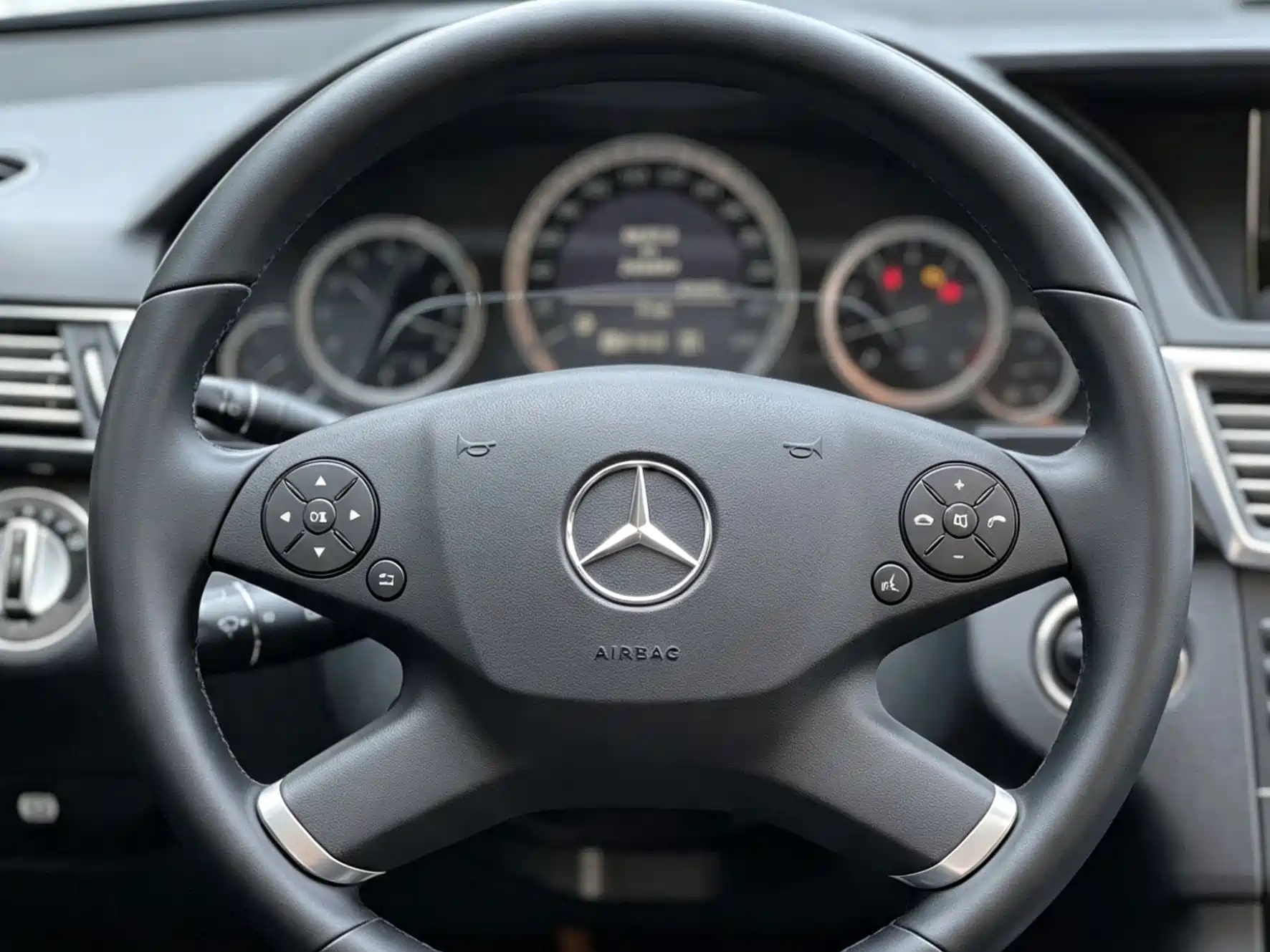 Фото 2 - Mercedes-Benz E-Class (Import)