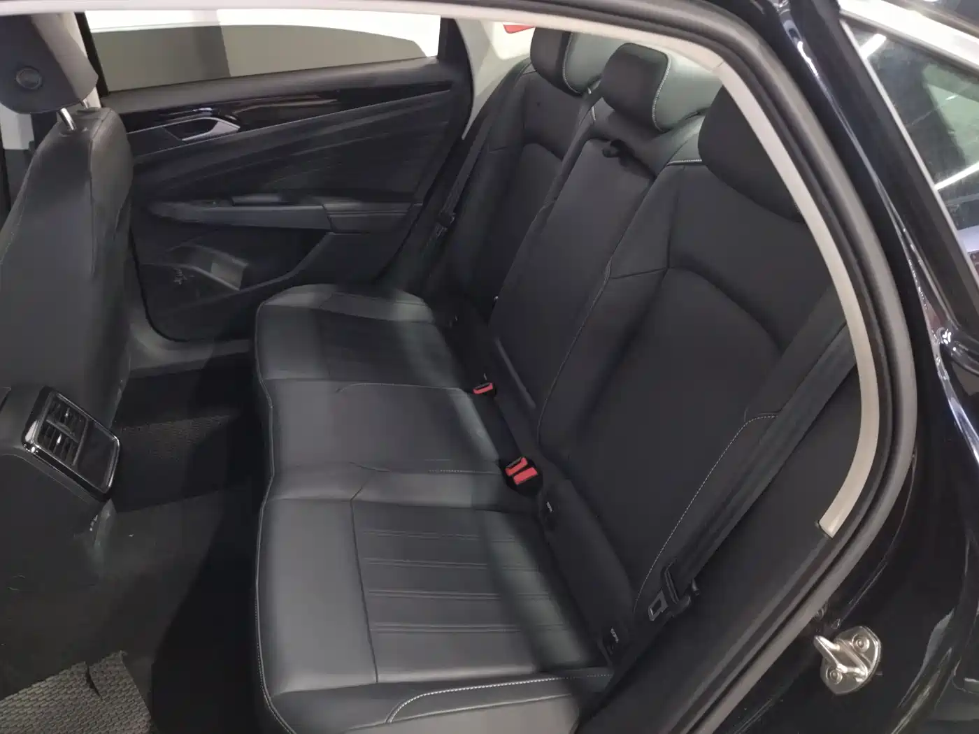 Volkswagen Passat 2024 280TSI Business Edition фото 6