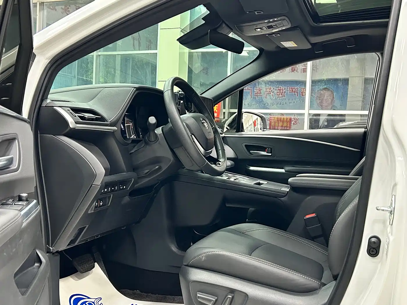 Toyota Sienna 2024 2.5L Hybrid Ultimate Premium Edition фото 5