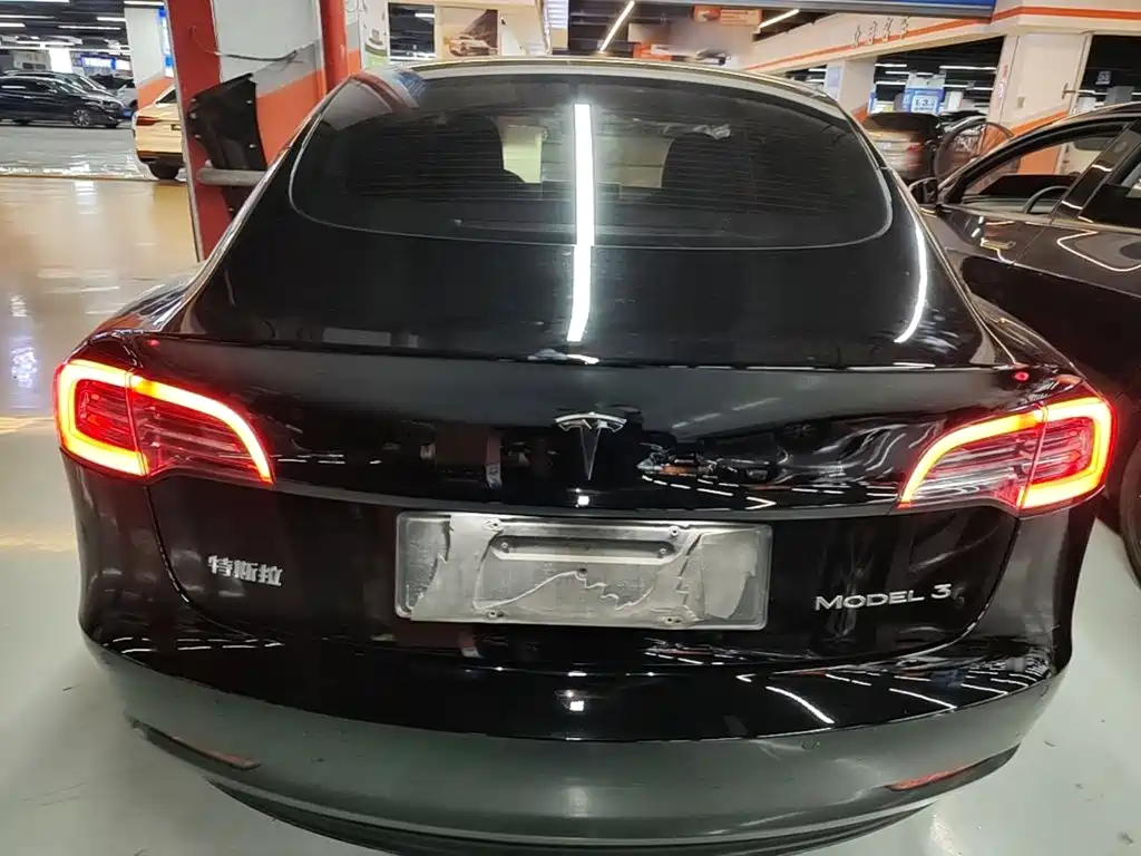 Фото 6 - Tesla Model 3